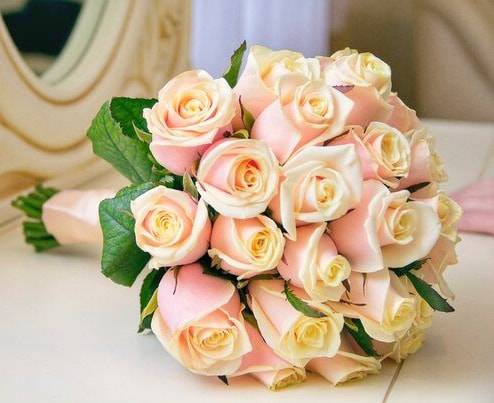 Букет невесты из кремовых роз